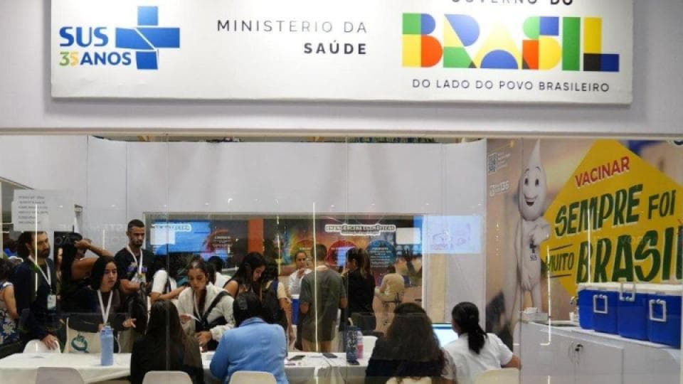 Estande oferece atualização da caderneta de vacinação ao público